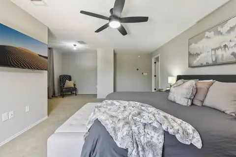 Master 2- Spacious private room complete with 55" Roku TV and ensuite bathroom! Very large bedroom with plenty of room to spread out. You can use the extra…