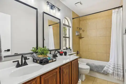 Shared upstairs guest bathroom