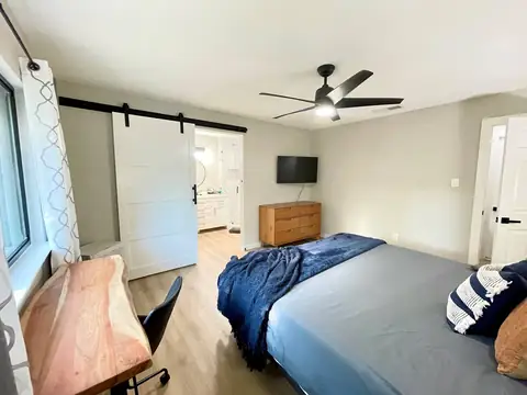 43" Smart tv with Netflix & local Spectrum TV channels, private stunning bathroom, Full size dresser, Dedicated workspace overlooking private backyard.…