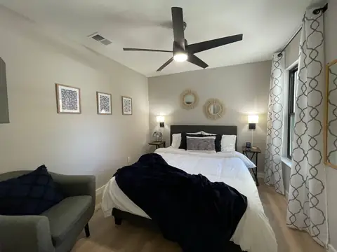 Such a cozy guest room-Queen bed, mattress protectors, 43" Smart Tv-Roku, Netflix & Spectrum cable TV preloaded. Dimmable ceiling fan, beside fan I love to…