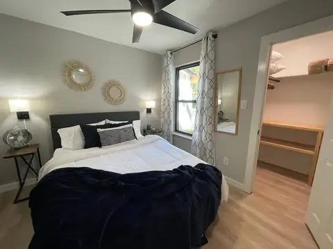 Such a cozy guest room-Queen bed, natural light from window, Huge closet!