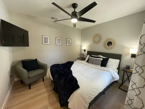 Such a cozy guest room-Queen bed, mattress protectors, 43" Smart Tv-Roku, Netflix & Spectrum cable TV preloaded. Dimmable ceiling fan, beside fan I love to…