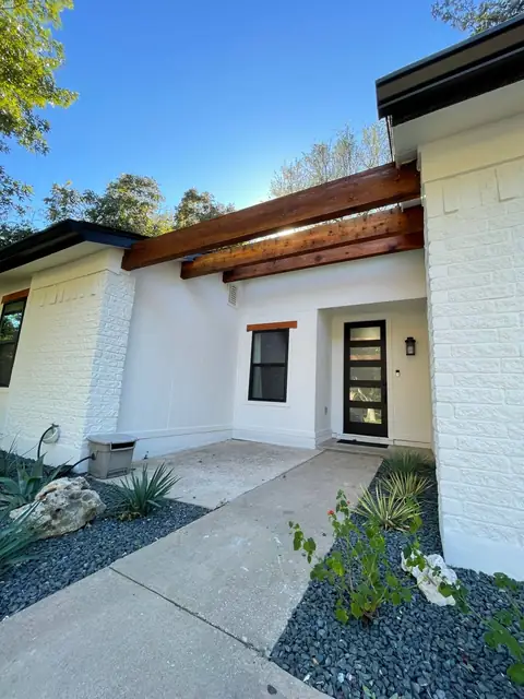 Welcome home to your modern newly remodeled retreat close to HEB, Lakeline Mall, tons of dining options, Cedar Park schools perfect for an extended stay!…