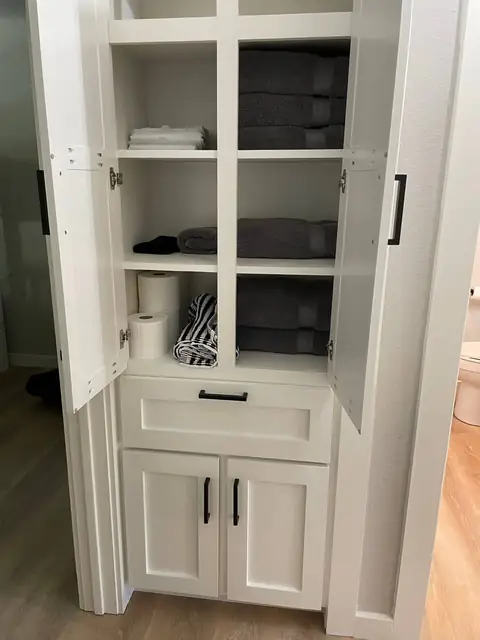 Hall linen closet with extra towels, TP etc. Extra storage space for extended stays!