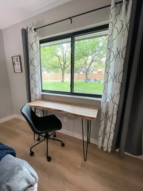 Dedicated workspace-Imagine yourself working from here with this amazing view overlooking the big private backyard! 227mbps High Speed Wifi!